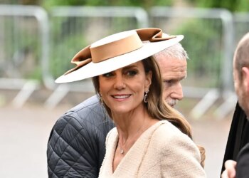 Zapatos de tacón nude y vestido midi plisado: el look elegante de Kate Middleton para la boda de su cuñada