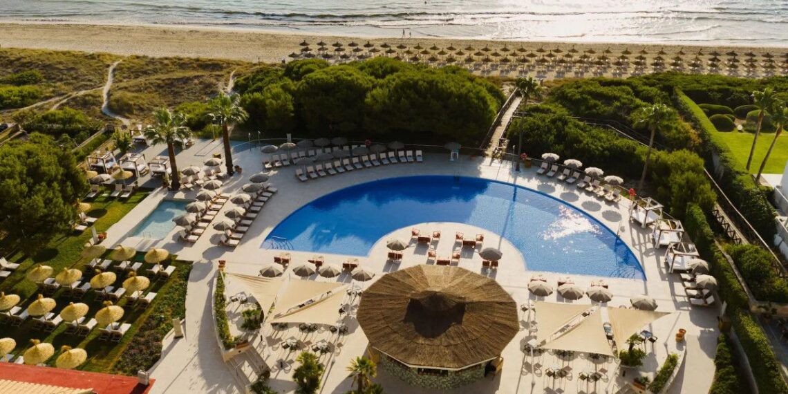 Resorts todo incluido, playa y varios destinos: así cambia la luna de miel de los españoles