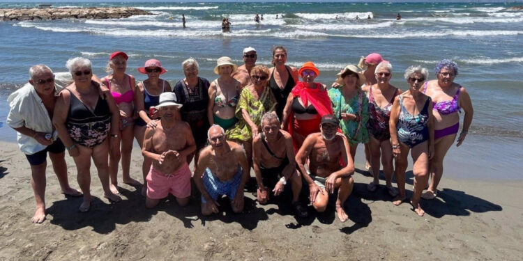 Los viajes a la playa reunirán este verano a casi 5.000 mayores de Córdoba para combatir la soledad y el calor