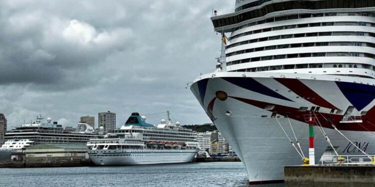 Día histórico en el Puerto: cuatro cruceros movilizan mañana un millón de euros en A Coruña