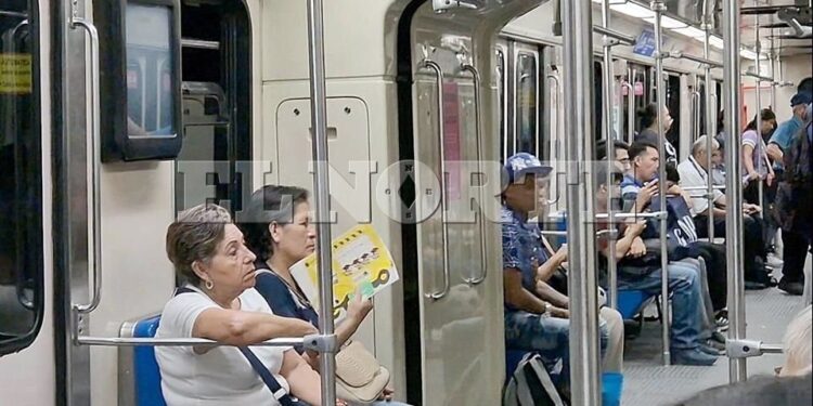 Tienen viajes 'infernales' en vagones y camiones