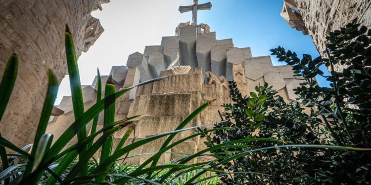 El huerto oculto tras el cimacio de la Fachada de la Pasión, que recrea un pasaje del evangelio de Juan.
