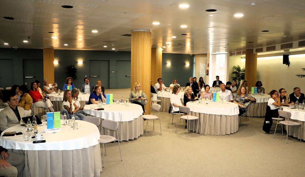 Lanzarote analiza las tendencias que cambiarán los viajes: IA, turismo en femenino, mascotas y longevidad