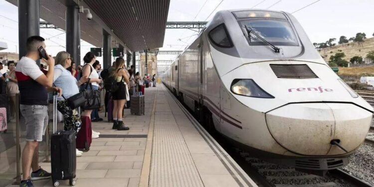 Un tren en la estación de Cáceres.