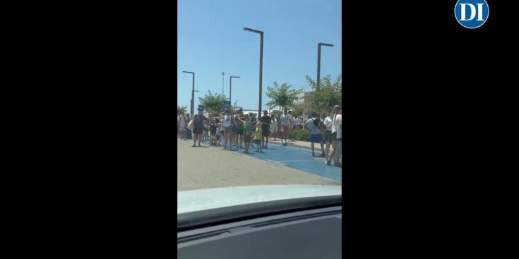 Los cruceristas hacen cola interminable a la espera de taxis en el puerto de Botafoc Ibiza