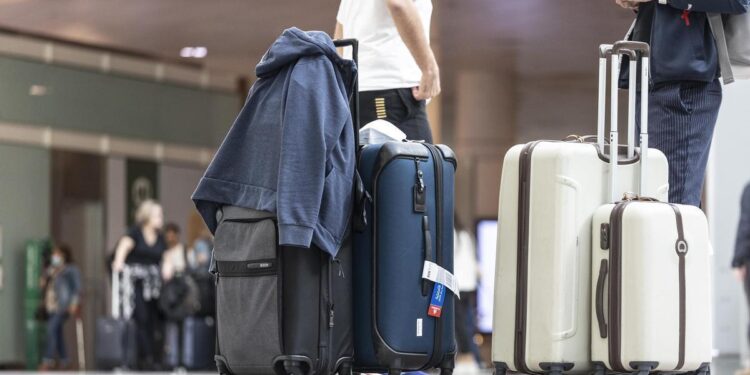 Varias maletas en un aeropuerto.