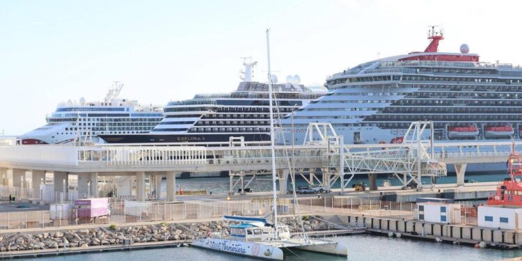 Tres cruceros en el puerto de Ibiza