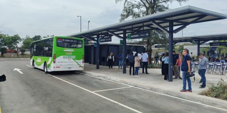 Patio para autos de plataforma en el aeropuerto registra hasta dos mil viajes diarios