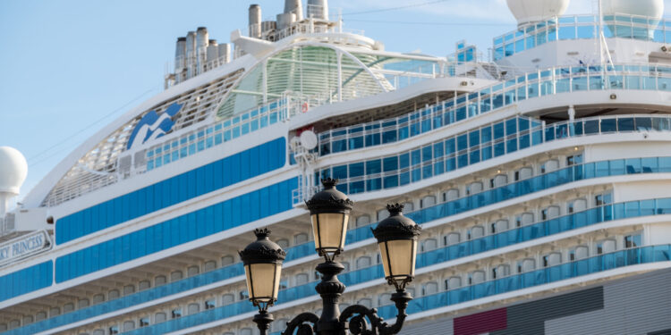 Tres escalas de cruceros en Cádiz dejan más de 5.700 pasajeros en la ciudad · Cadiznoticias