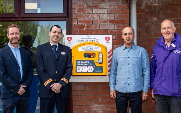 Fred. Olsen Cruise Lines inaugura nuevo desfibrilador de acceso público para celebrar regreso del Balmoral a Escocia