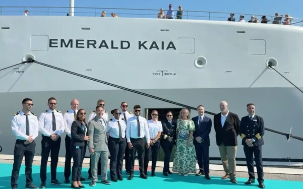 En Puerto de Venecia bautizan nuevo barco de Scenic Group