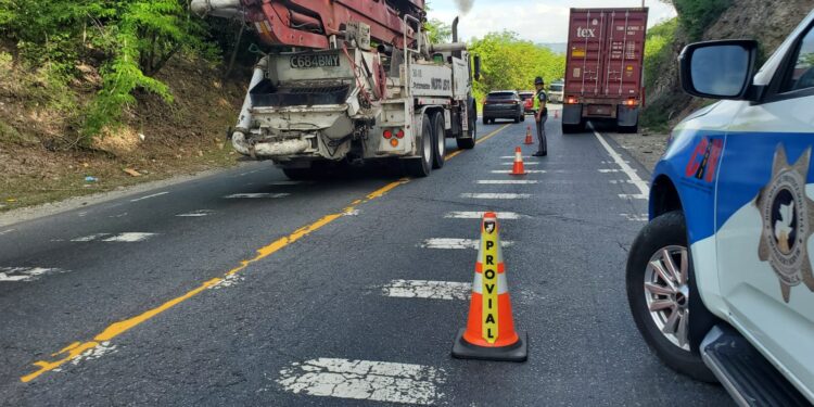 Provial resguarda carril por tráiler averiado en el km 106 de ruta al Atlántico. Foto: Provial.