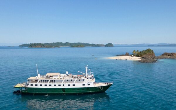 Regresa itinerario de 14 noches por Costa Rica y Panamá de UnCruise Adventures