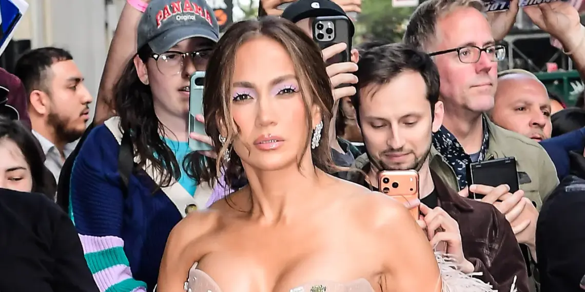 Jennifer Lopez Is Singlehandedly Bringing Back This ’00s Lash Trend