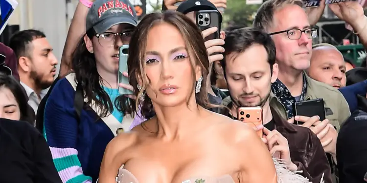 Jennifer Lopez Is Singlehandedly Bringing Back This ’00s Lash Trend