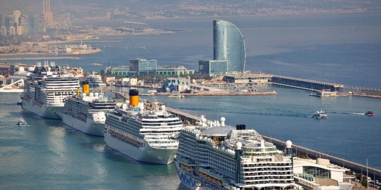 Los pasajeros de cruceros en España, a la baja desde el brote del 'MV Hondius' | Líder en Información Social