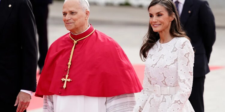 "El privilegio del blanco": El significado del vestido que la reina Letizia lució para recibir al Papa León XIV