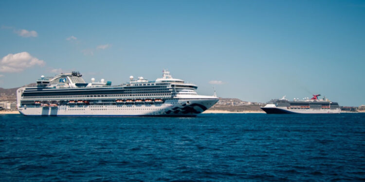 Dos cruceros en la costa de Alicante.