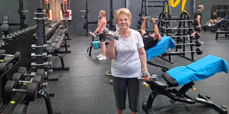 Teresa, la 'iaiafit' viral de 89 años que levanta hasta 30 kg en su rutina de entrenamiento