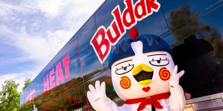 Las ventas acumuladas de los fideos picantes 'Buldak' de Samyang superan los 10.000 millones de unidades y 7 billones de wones