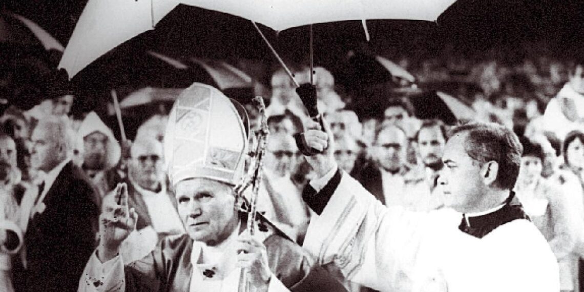 El Papa Juan Pablo II en el Camp Nou, en 1982