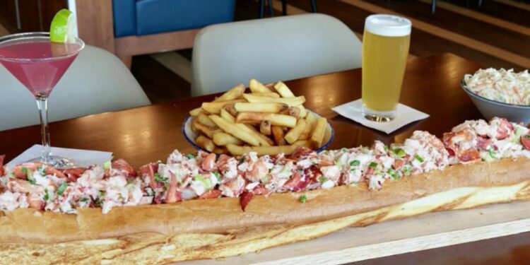 Legal Sea Foods vende un lobster roll de 3 pies por $375 – Telemundo Nueva Inglaterra