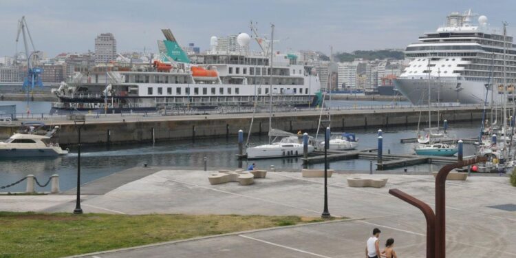 El crucero 'Douglas Mawson', junto al 'Seven Seas Grandeur' en el puerto de A Coruña.