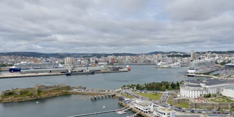 Los cruceros toman A Coruña en una de las jornadas de más actividad portuaria del año