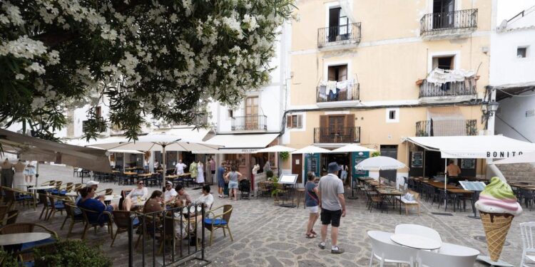 Restaurantes varios en la plaza de Vila
