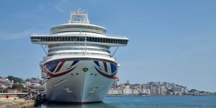 Los cruceros generan debate en Santander por su “altísima presión turística” y su impacto en la ciudad
