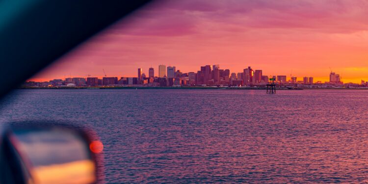 Taxis de Boston ya pueden tomar viajes de Uber y Lyft por un año