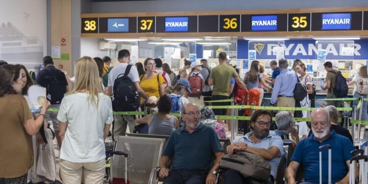 Pasajeros en el aeropuerto de Manises en una imagen de archivo