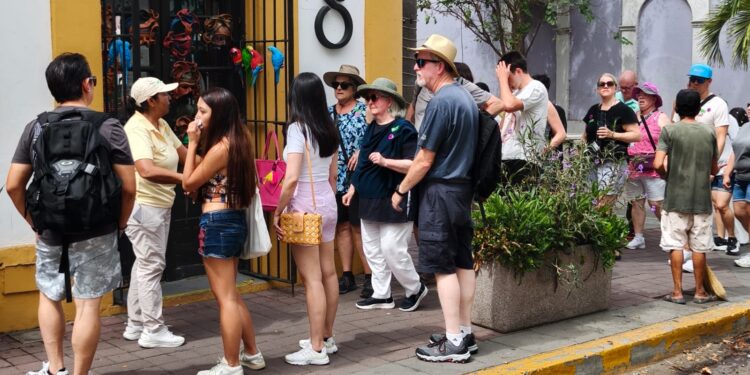 Más de 3,800 cruceristas disfrutan de Mazatlán
