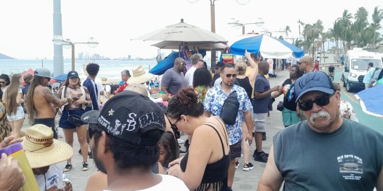 Cuatro mil 800 cruceristas arriban a Mazatlán