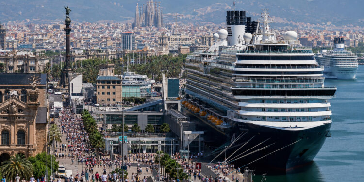 Mientras muchos puertos quieren crecer, Barcelona decidió hacer lo contrario y va a reducir los terminales de cruceros de 7 a 5 tras la presión de los residentes, protestas y multitudes.