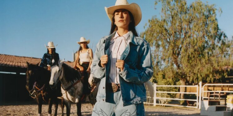 Montserrat Messeguer reinterpreta el estilo “western” con su colección Mujer Caballo