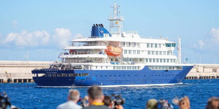 Vista del crucero MV Hondius atracado en el puerto de Granadilla, al sur de Tenerife.