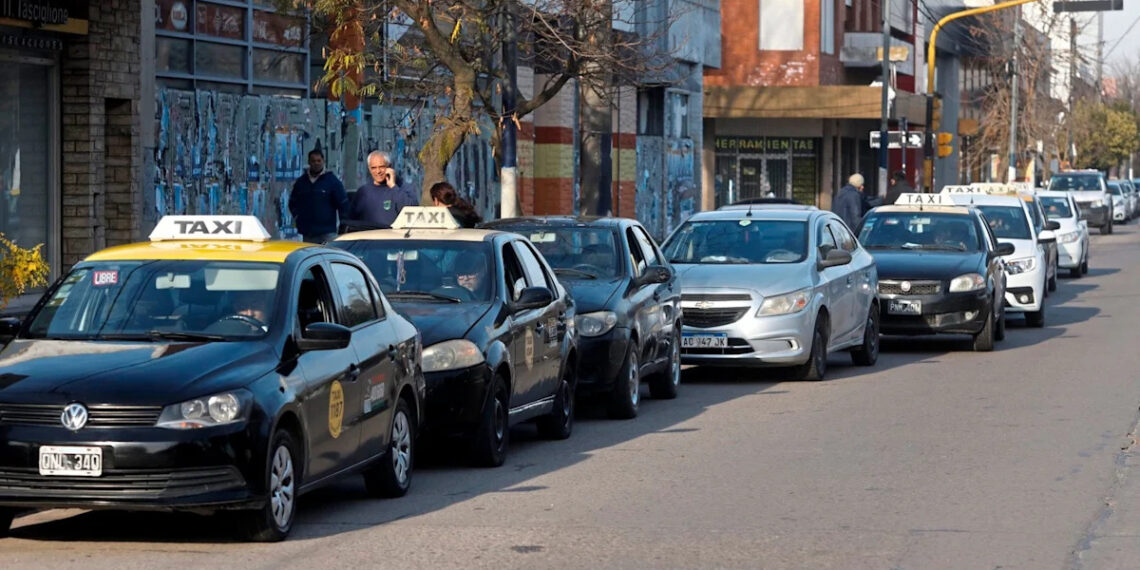 Un grupo de ocho taxistas demanda a las apps de viajes y reclama $848.000.000 en indemnización