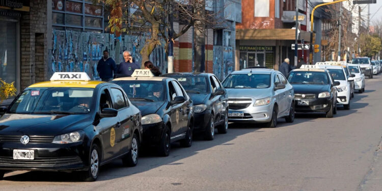Un grupo de ocho taxistas demanda a las apps de viajes y reclama $848.000.000 en indemnización