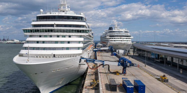 Puerto en Bélgica instalará energía en tierra para conectar dos cruceros simultáneamente en 2027, reduciendo hasta un 5% de las emisiones portuarias y adelantándose a una normativa europea.