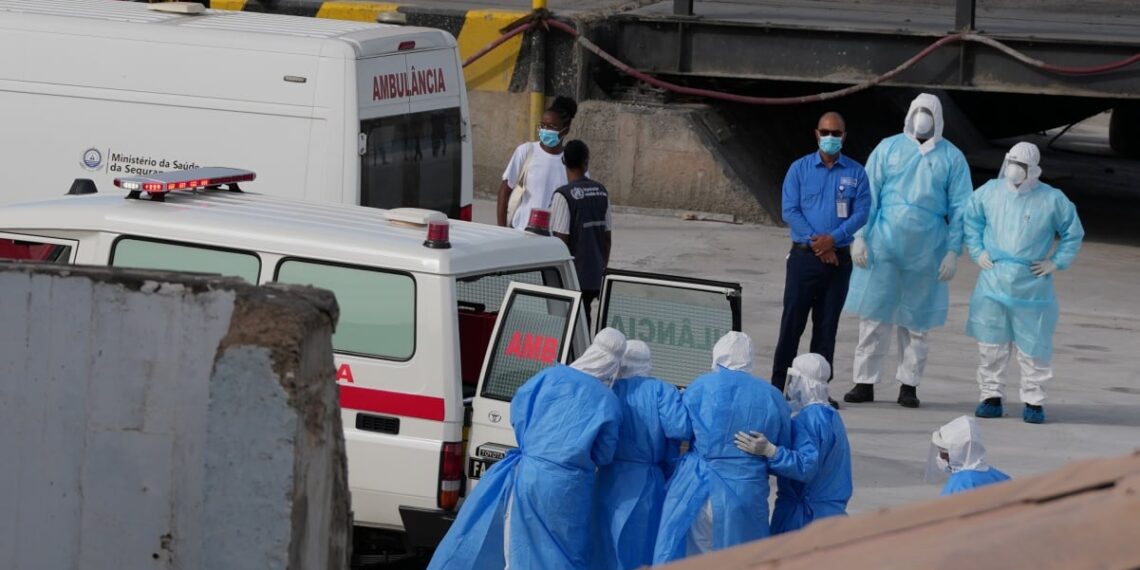 Personal médico traslada a pasajeros del crucero MV Hondius en el puerto de Praia, Cabo Verde. (06/05/2026). Foto: AP.