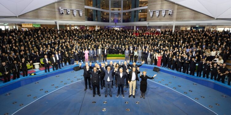 Royal Caribbean da oficialmente la bienvenida a Legend of the Seas a la revolucionaria Clase Icon, construida en colaboración con Meyer Turku