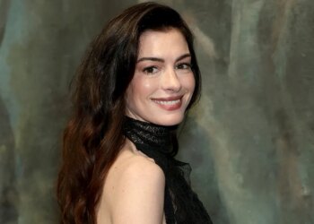 Sandalias de tacón con falda boho: Anne Hathaway luce el look de embarazada más elegante del verano 2026