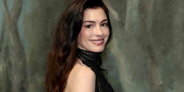 Sandalias de tacón con falda boho: Anne Hathaway luce el look de embarazada más elegante del verano 2026