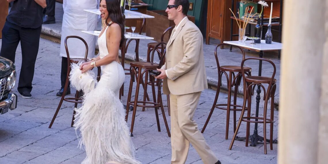 Sí, acepto... ¡El primer vestido de Dua Lipa en su boda en Italia! Una creación de Bottega Veneta llena de plumas