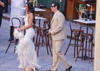 Sí, acepto... ¡El primer vestido de Dua Lipa en su boda en Italia! Una creación de Bottega Veneta llena de plumas