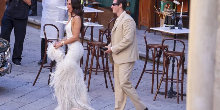 Sí, acepto... ¡El primer vestido de Dua Lipa en su boda en Italia! Una creación de Bottega Veneta llena de plumas