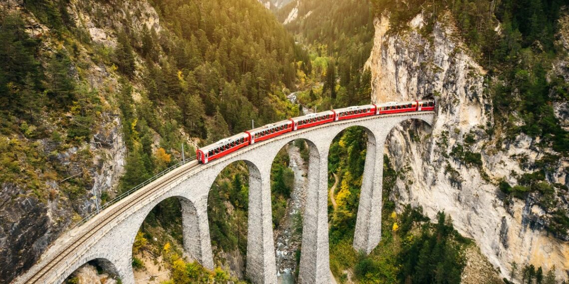 Ni coche ni avión: los viajes en tren arrasan entre millennials y generación Z en 2026