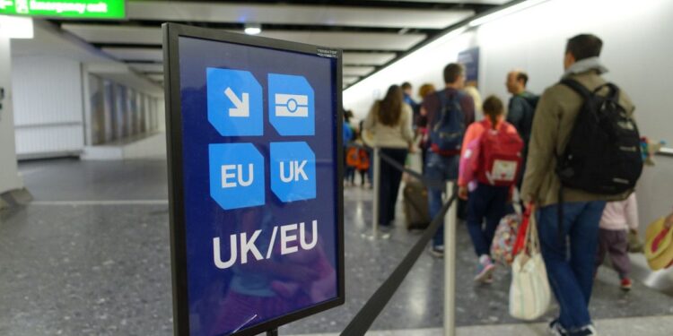 Las agencias brit&aacute;nicas pierden la paciencia con las colas del nuevo EES