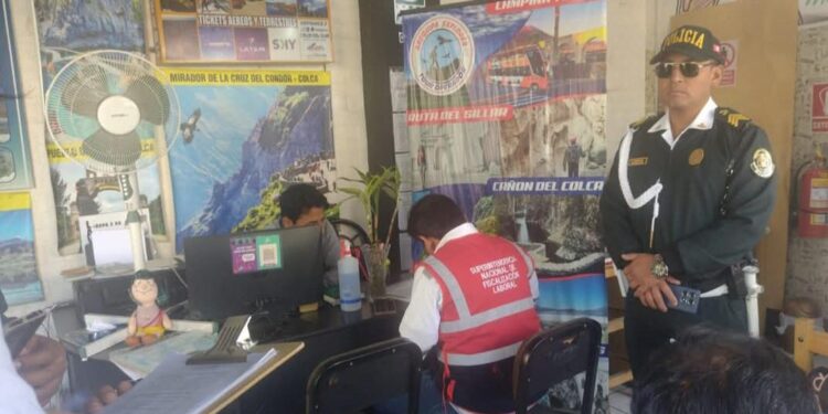 Fiscalizan agencias de viajes en el Centro Histórico y detectan irregularidades en su funcionamiento